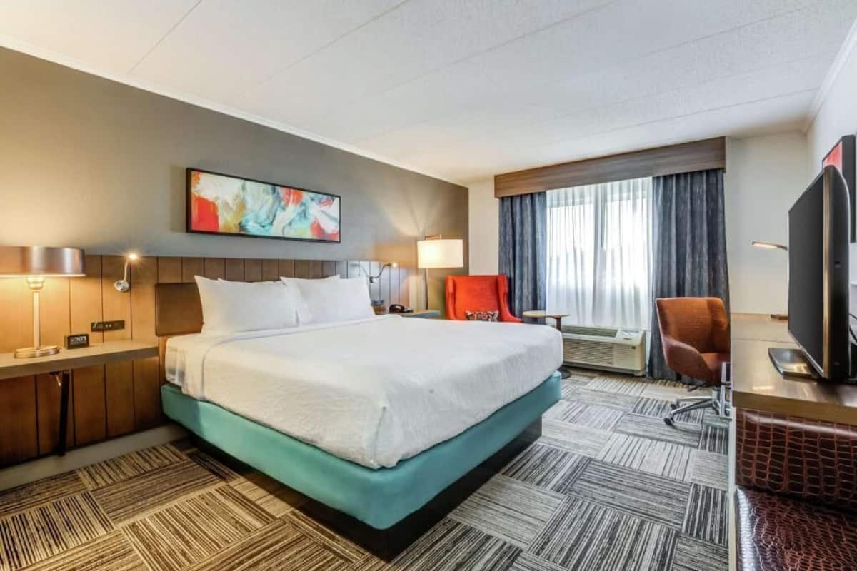 In-room safe, laptop workspace, iron/ironing board, free WiFi
