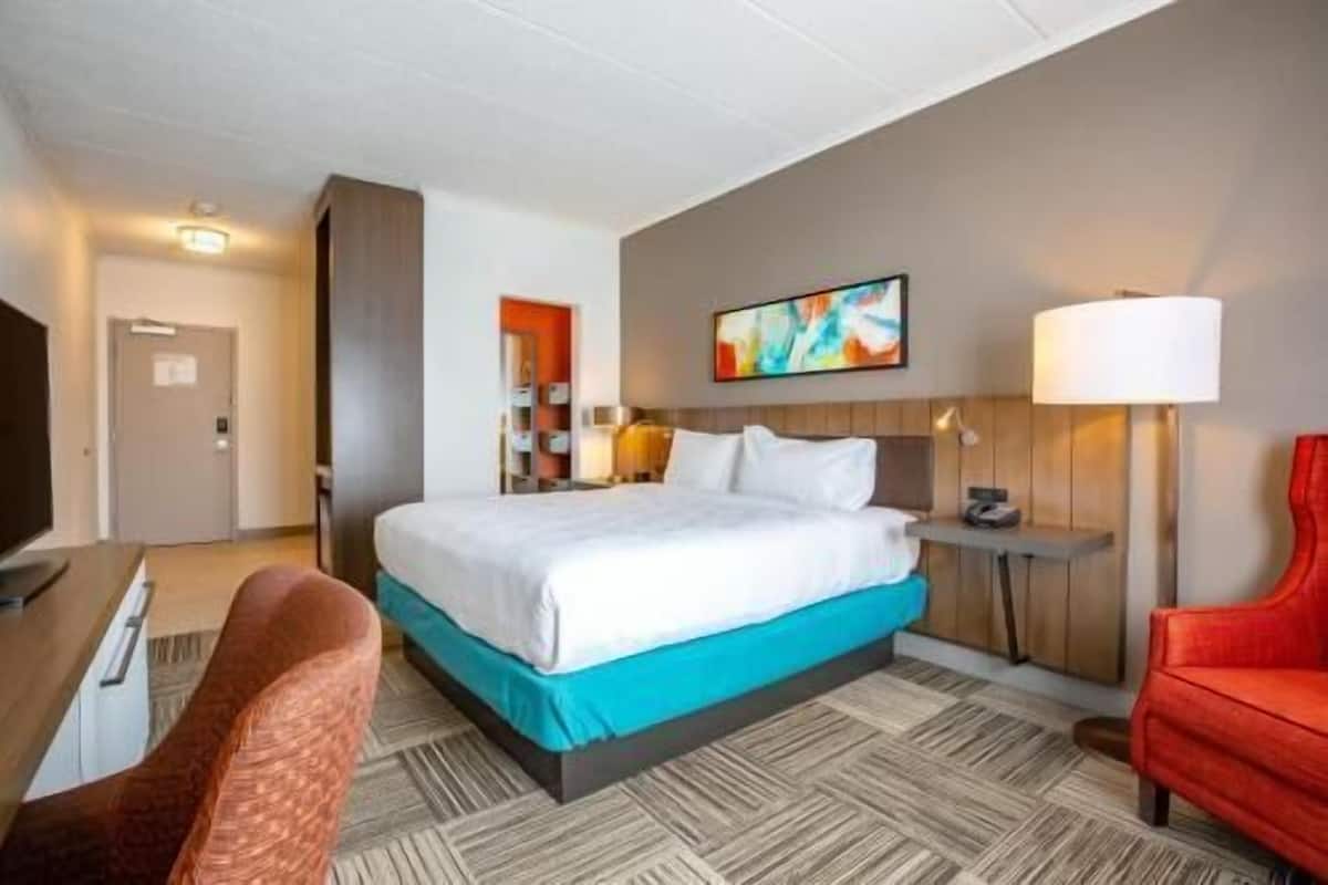 In-room safe, laptop workspace, iron/ironing board, free WiFi