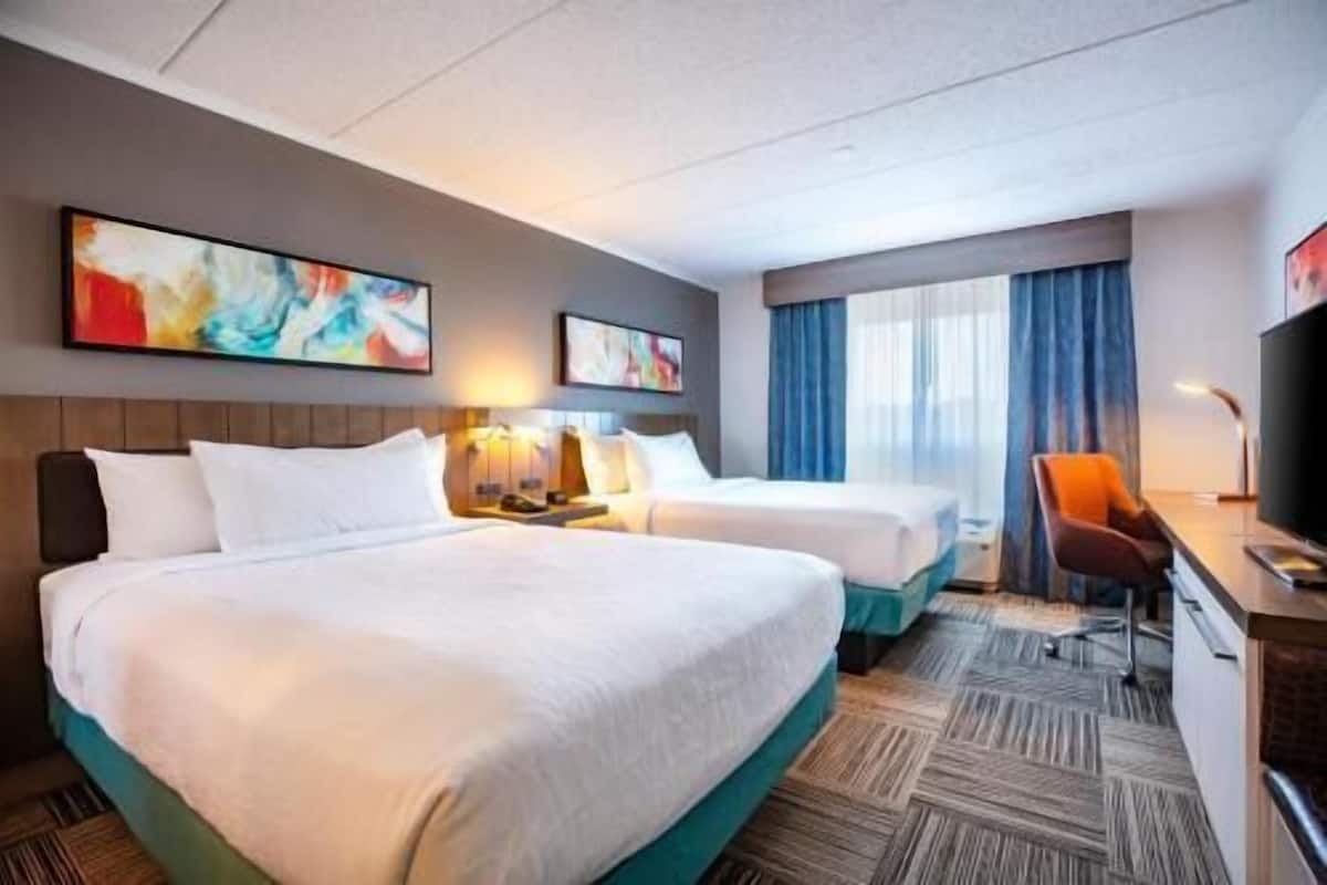 In-room safe, laptop workspace, iron/ironing board, free WiFi