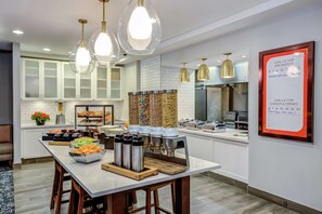 Petit déjeuner buffet (17 USD par personne)