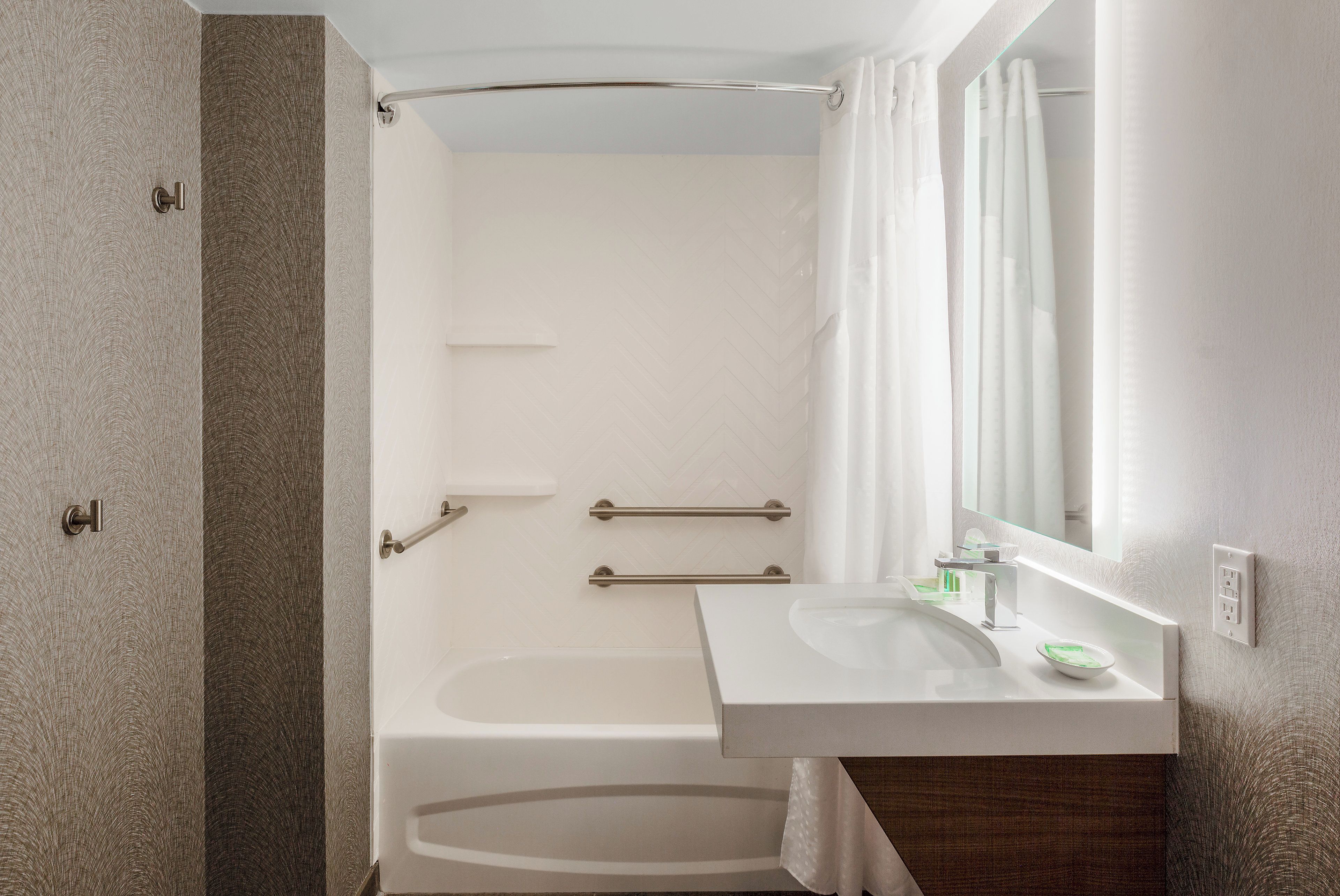 Une salle de bain moderne avec une baignoire, une douche et un lavabo.