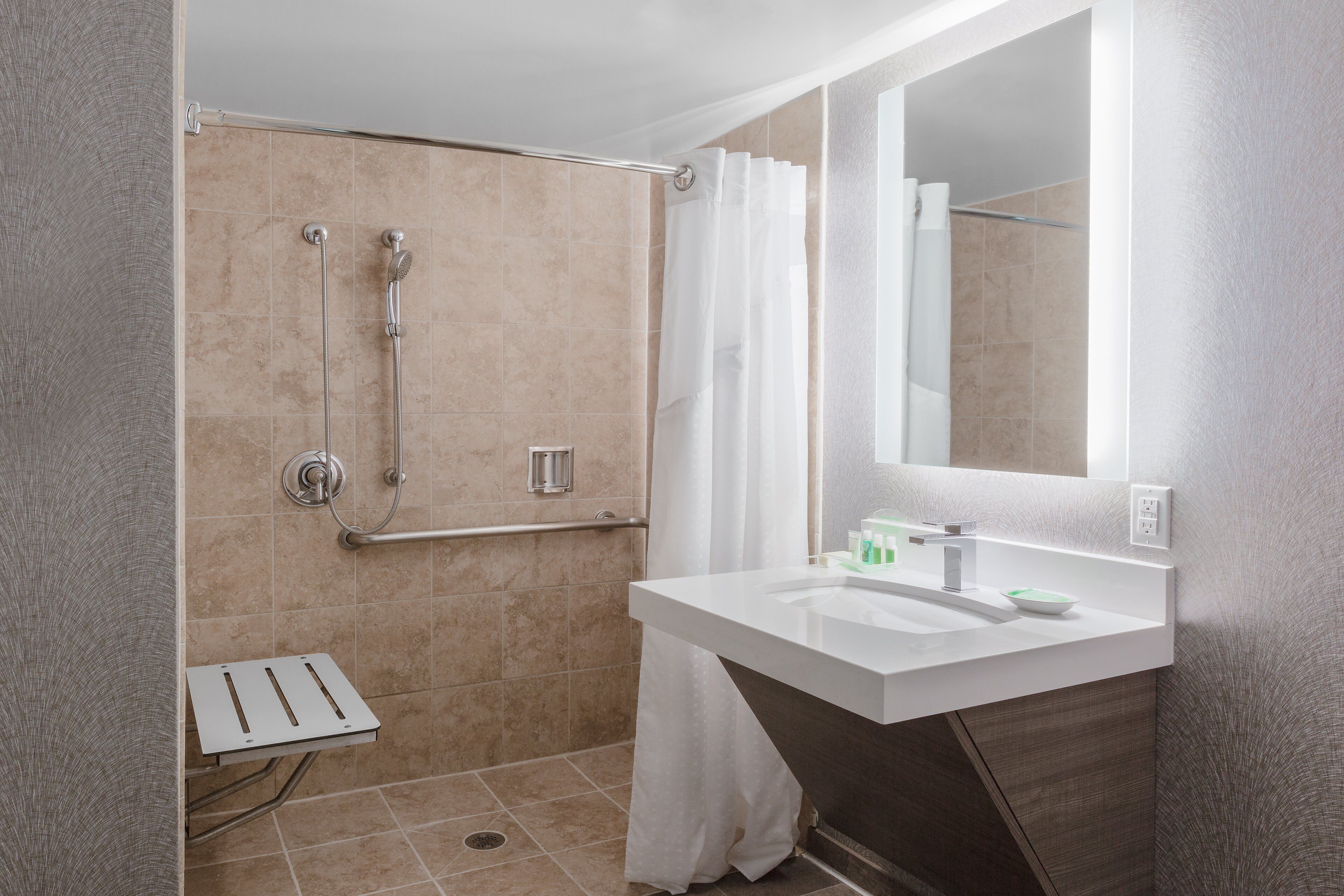 combined shower/bathtub, hair dryer, towels