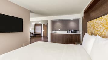 Suite, 1 King Bed with Sofa bed | Desk, laptop workspace, blackout drapes, iron/ironing board