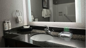 Vòi sen/bồn tắm kết hợp, máy sấy tóc, khăn tắm