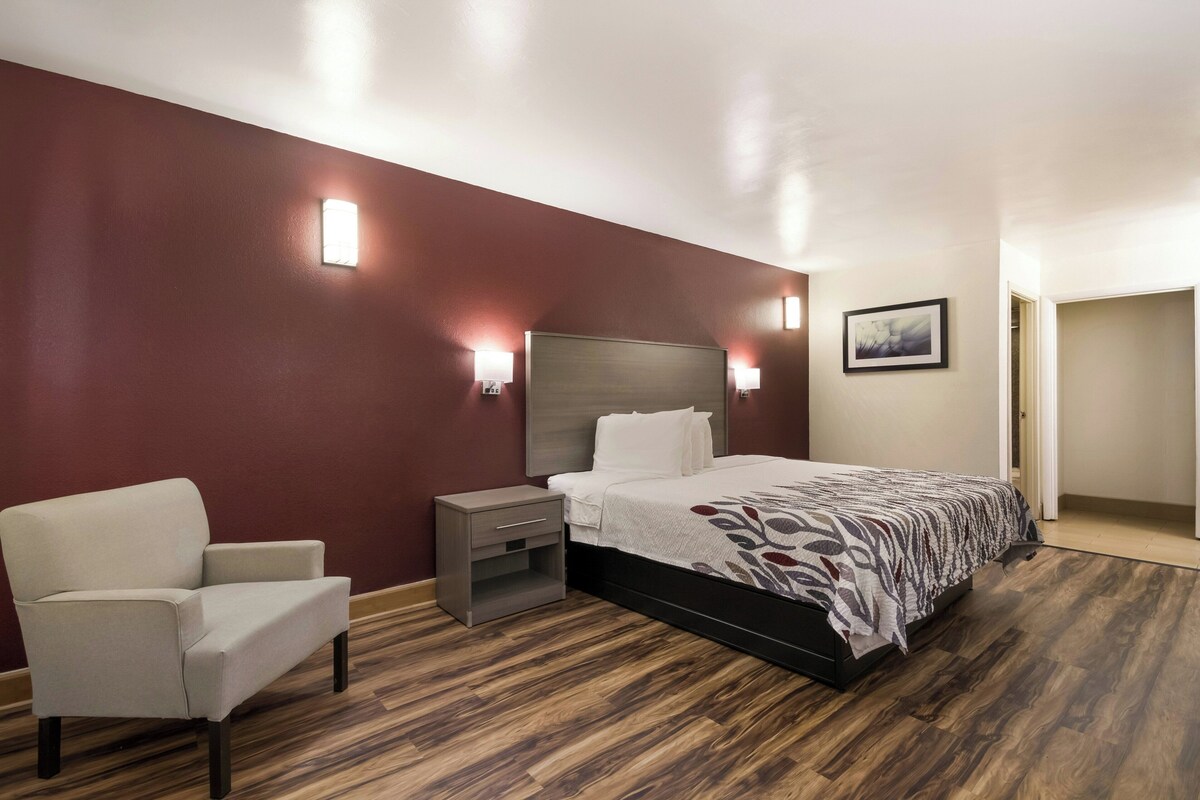 Deluxe Room, 1 King Bed, Non Smoking | Desk, laptop workspace, blackout drapes, cribs (free)