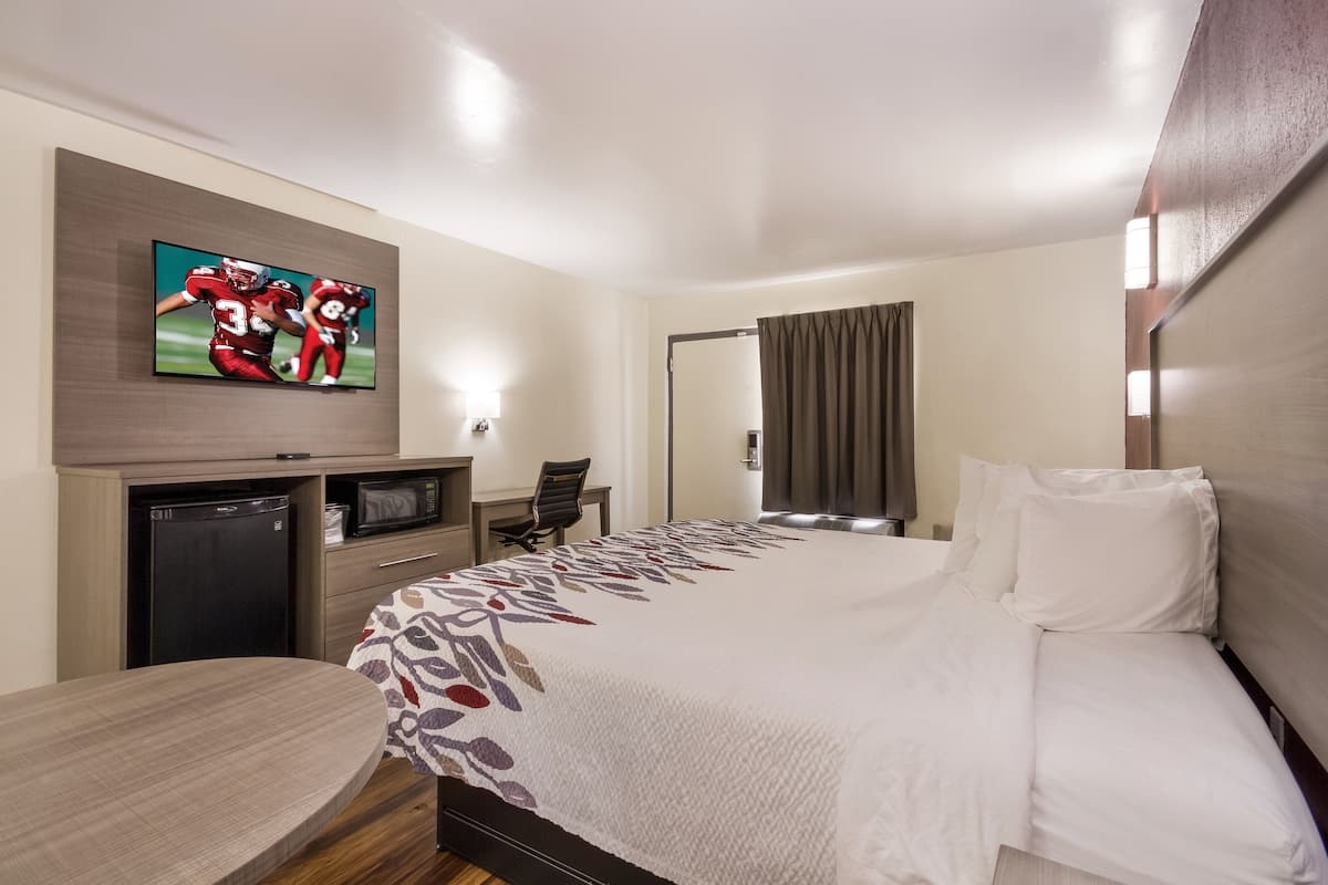 Habitación Deluxe, 1 cama King size, para no fumadores | Escritorio, espacio para trabajar con laptop y cortinas blackout