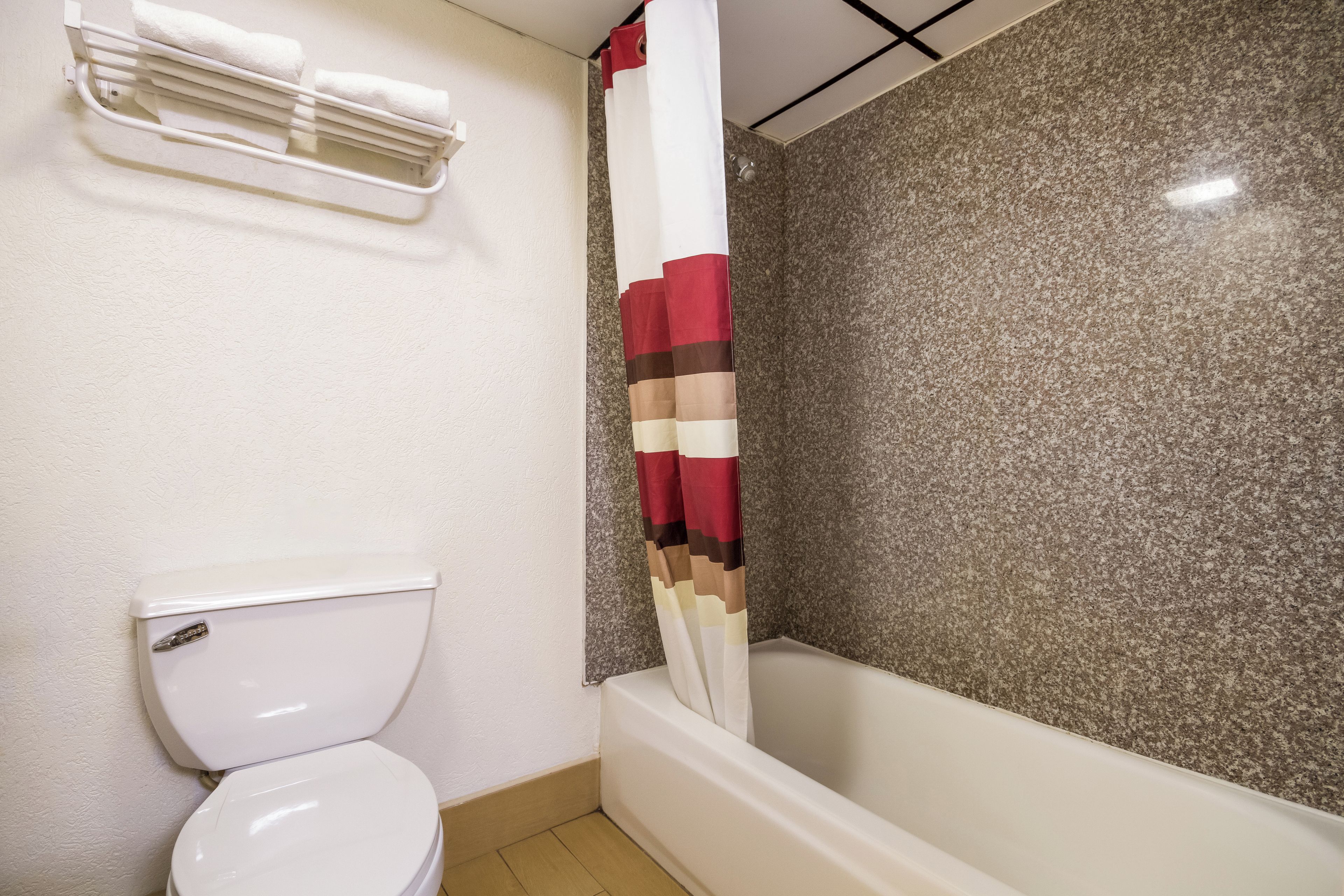 Combined shower/tub, free toiletries, hair dryer, towels
