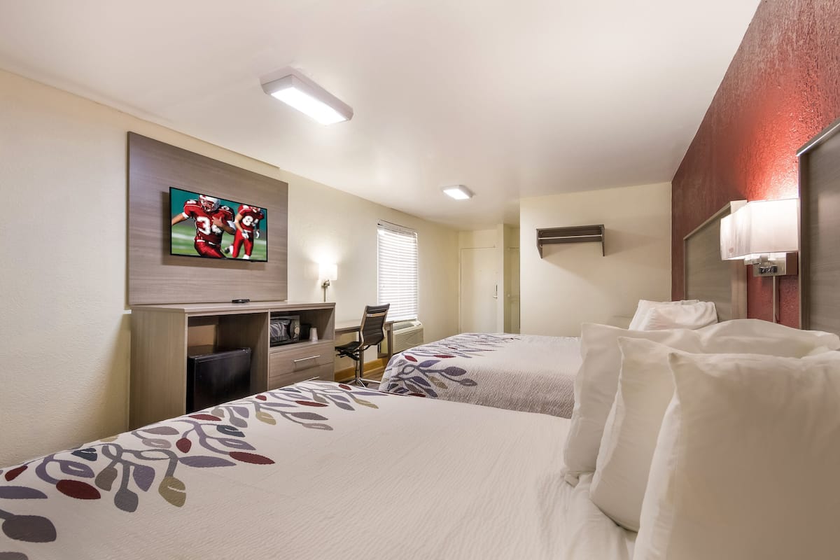 Habitación Deluxe, 2 camas Queen size, para no fumadores | Escritorio, espacio para trabajar con laptop y cortinas blackout