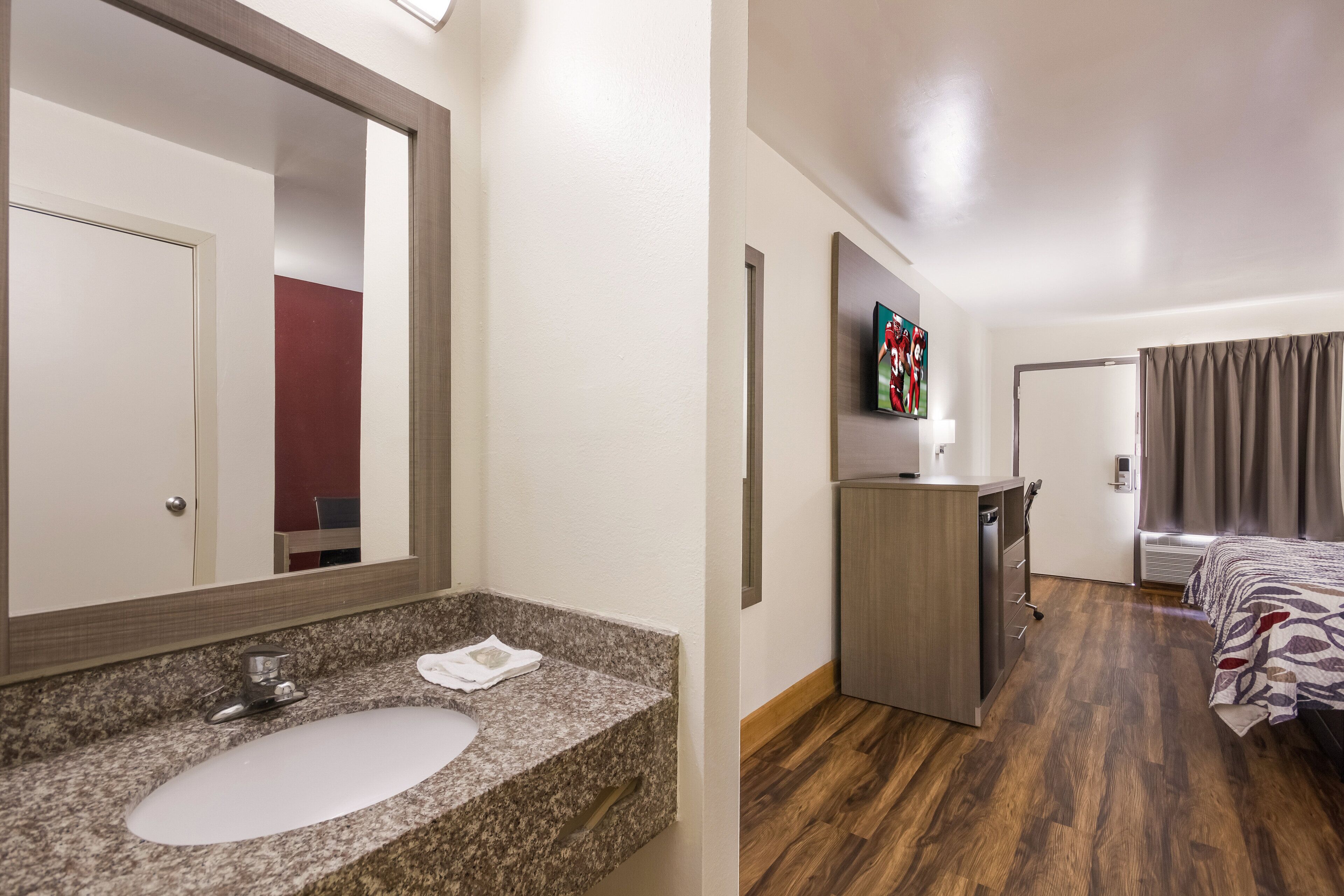 Bañera con ducha, artículos de tocador gratuitos, secador de pelo