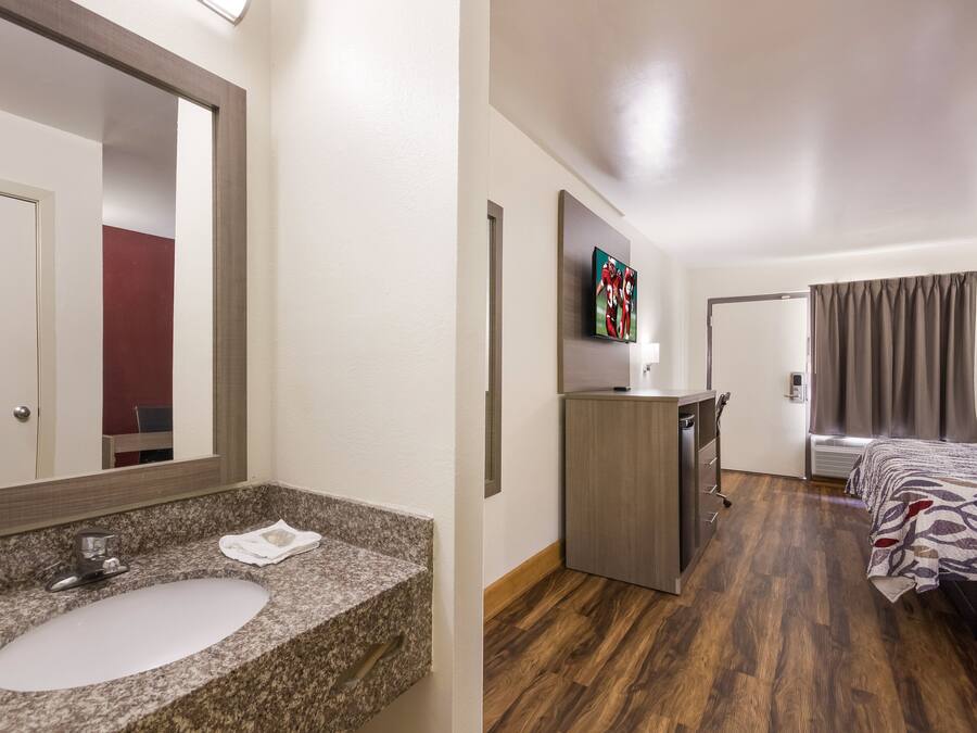 Combined shower/bathtub, free toiletries, hair dryer, towels