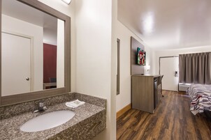 Bañera con ducha, artículos de tocador gratuitos, secador de pelo