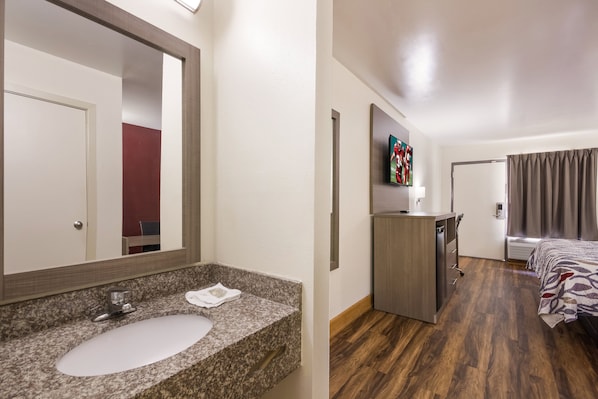 Een bad/douchecombinatie, gratis toiletartikelen, een haardroger