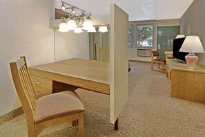 Basic Room | Desk, blackout curtains, iron/ironing board, free WiFi