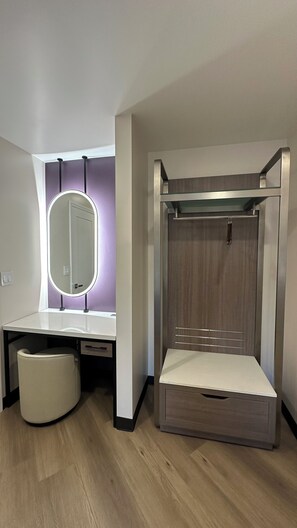 Habitación, 2 camas de matrimonio, cocina básica | Escritorio, espacio para trabajar con un portátil, cortinas opacas