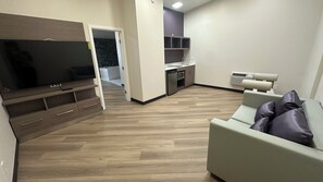 Executive Room, 1 King Bed, Jetted Tub | Living area | 40-inch flat-screen TV with cable channels, TV