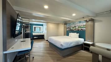 King Bed | Desk, laptop workspace, blackout drapes, iron/ironing board