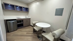 Habitación, 2 camas de matrimonio, cocina básica | Escritorio, espacio para trabajar con un portátil, cortinas opacas