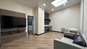Habitación, 1 cama de matrimonio grande, bañera de hidromasaje | Escritorio, espacio para trabajar con un portátil, cortinas opacas