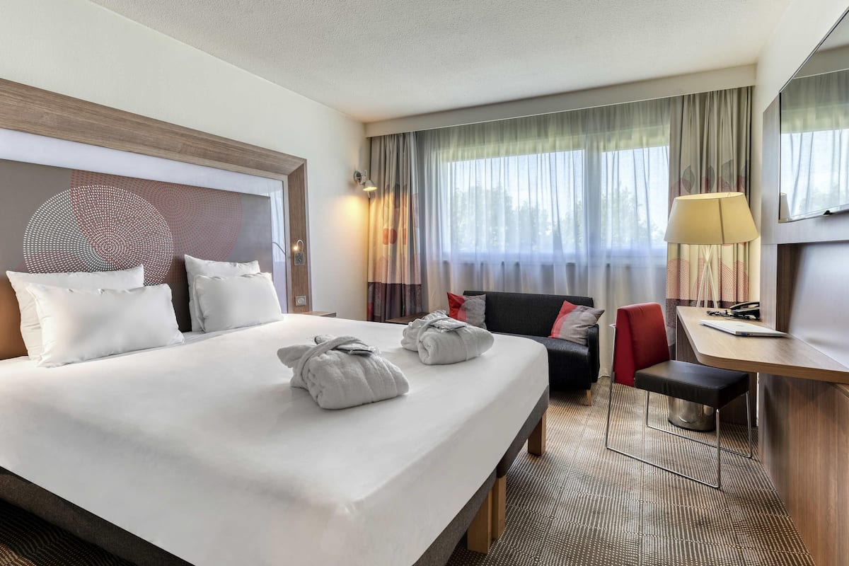 Executive Room, 1 Double Bed | Premium bedding, minibar, in-room safe, desk