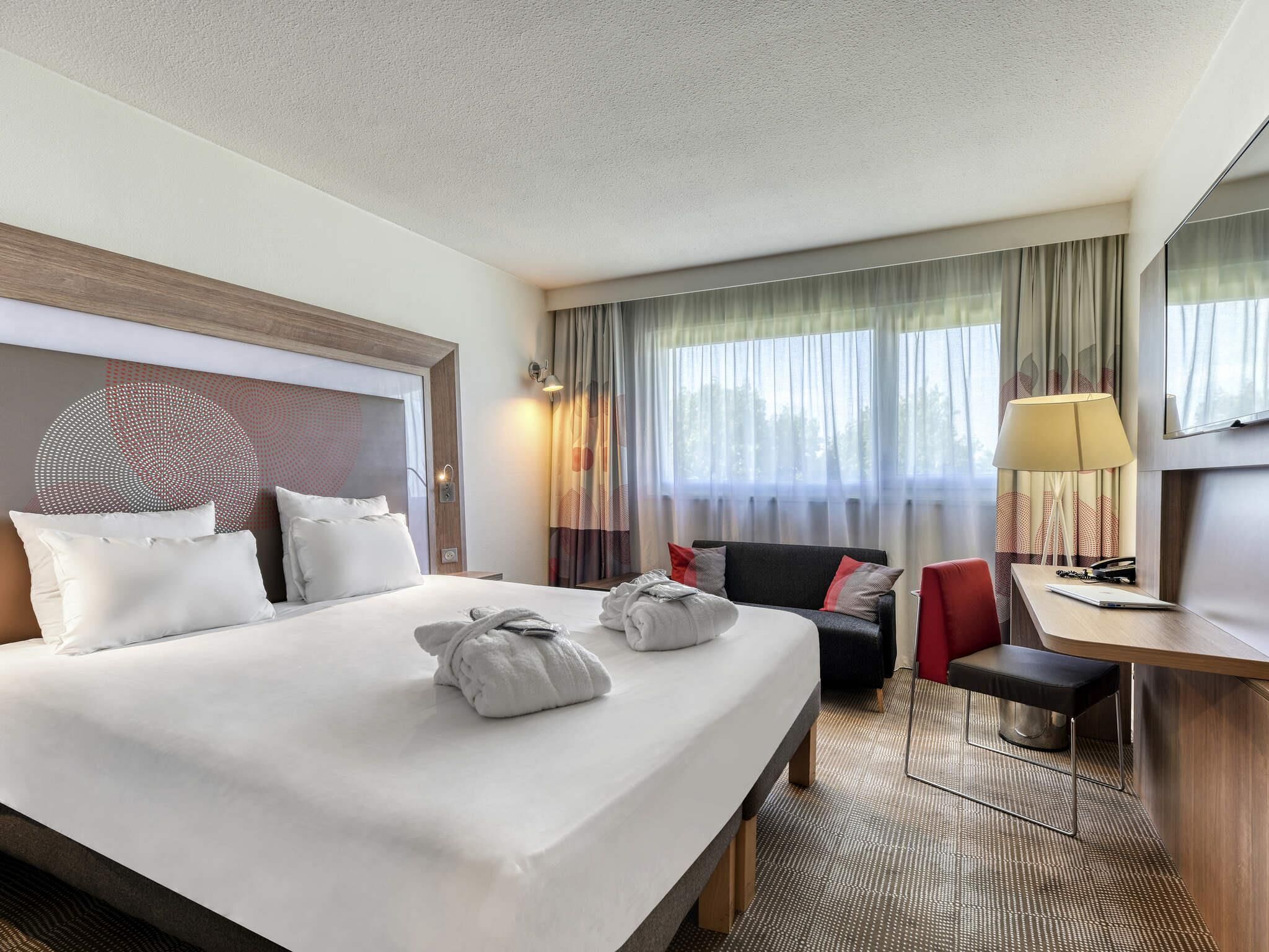 Executive Room, 1 Double Bed | Premium bedding, minibar, in-room safe, desk