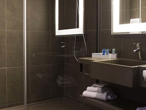 Hochwertige Bettwaren, Minibar, Zimmersafe, Schreibtisch