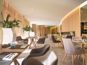 Petit déjeuner et dßner servis sur place