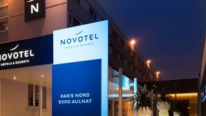 A Novotel hotel entrance with a sign reading "Paris Nord Expo Aulnay" and "Bienvenue Welcome". - Novotel Paris Nord Expo Aulnay Hotel (Aulnay-sous-Bois)