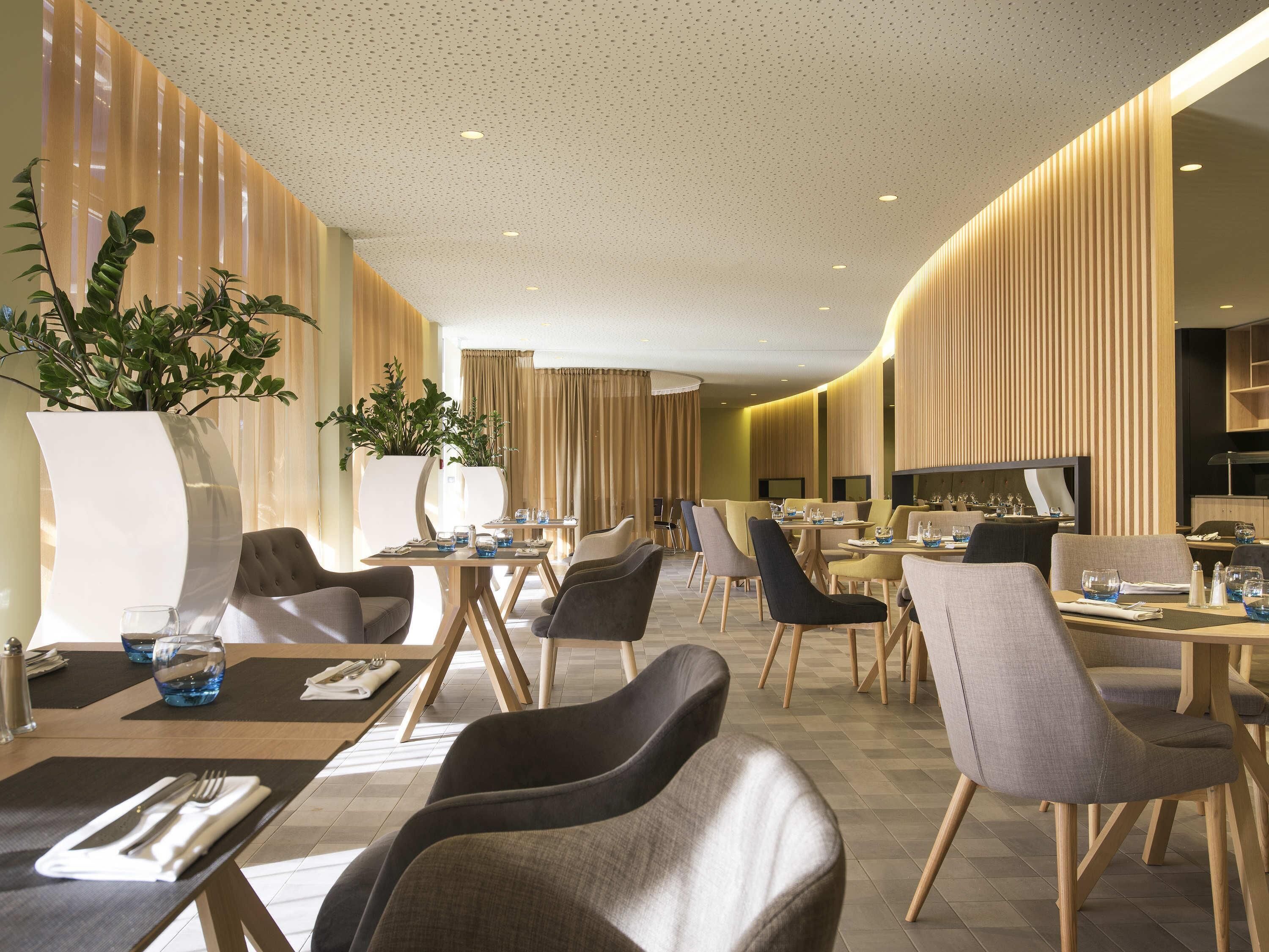 Petit déjeuner et dîner servis sur place