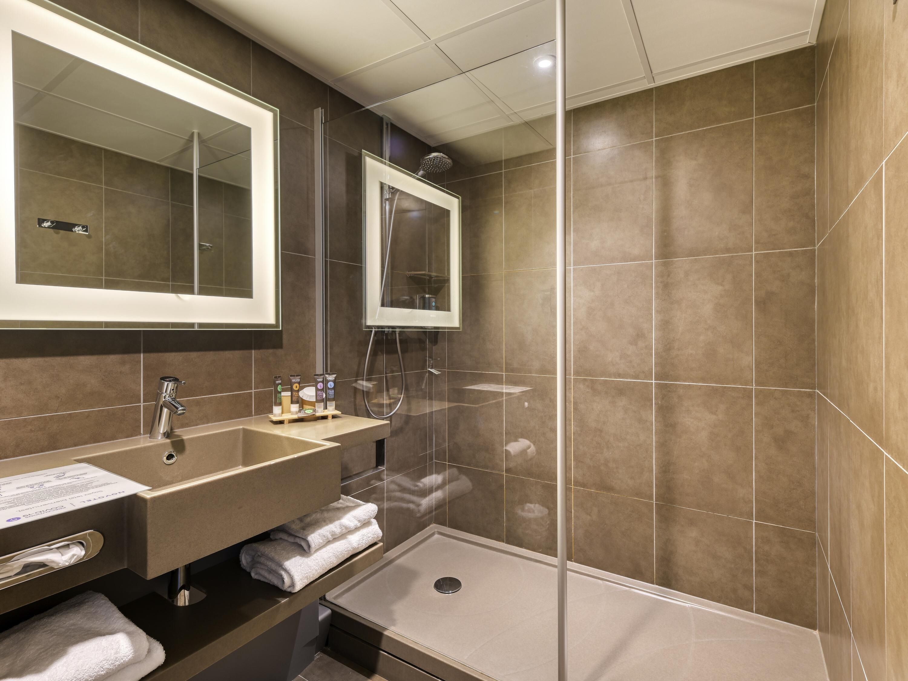 Combined shower/tub, rainfall showerhead, eco-friendly toiletries