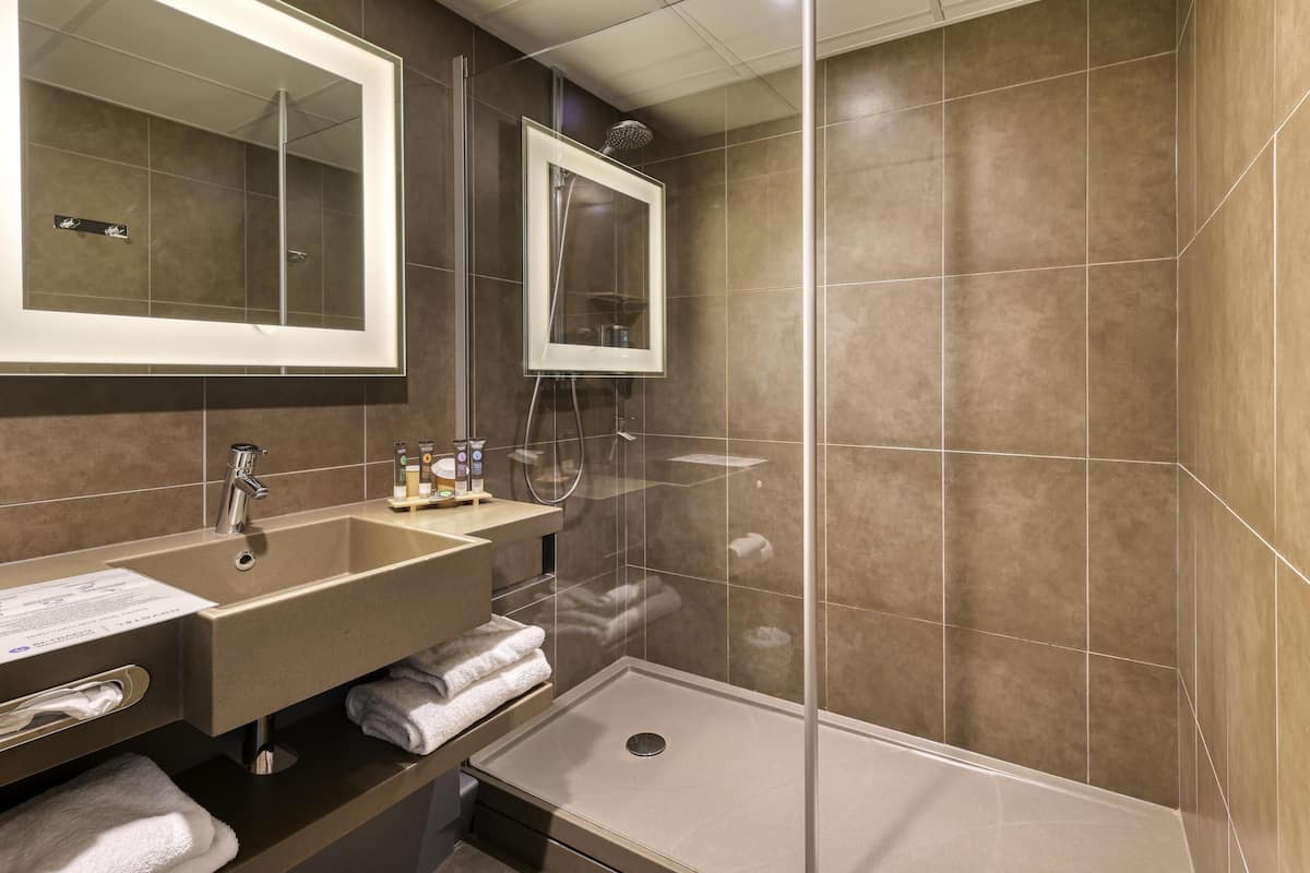 高档床上用品、迷你吧、客房内保险箱、办公桌