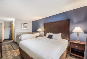 Suite, 1 cama King size, hidromasaje | Ropa de cama de alta calidad, escritorio y cortinas blackout 