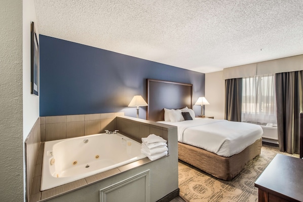 Suite, 1 très grand lit, bain à remous