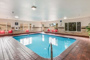 Piscine couverte, chaises longues
