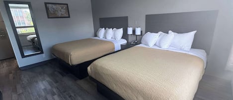 Kamar, 2 Tempat Tidur Queen, Bebas Asap Rokok | Meja kerja, setrika/meja setrika, dan tempat tidur bayi gratis