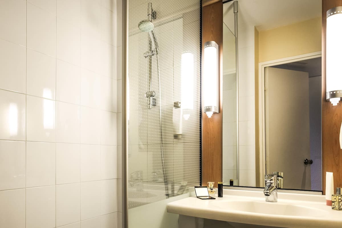 Camas con pillow-top, muebles diferentes y cortinas blackout