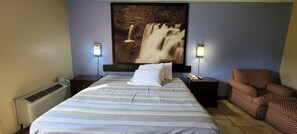 Room | Desk, free WiFi, bed sheets