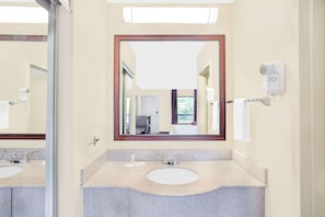 Duschwanne, Designer-Toilettenartikel, Haartrockner, Handtücher