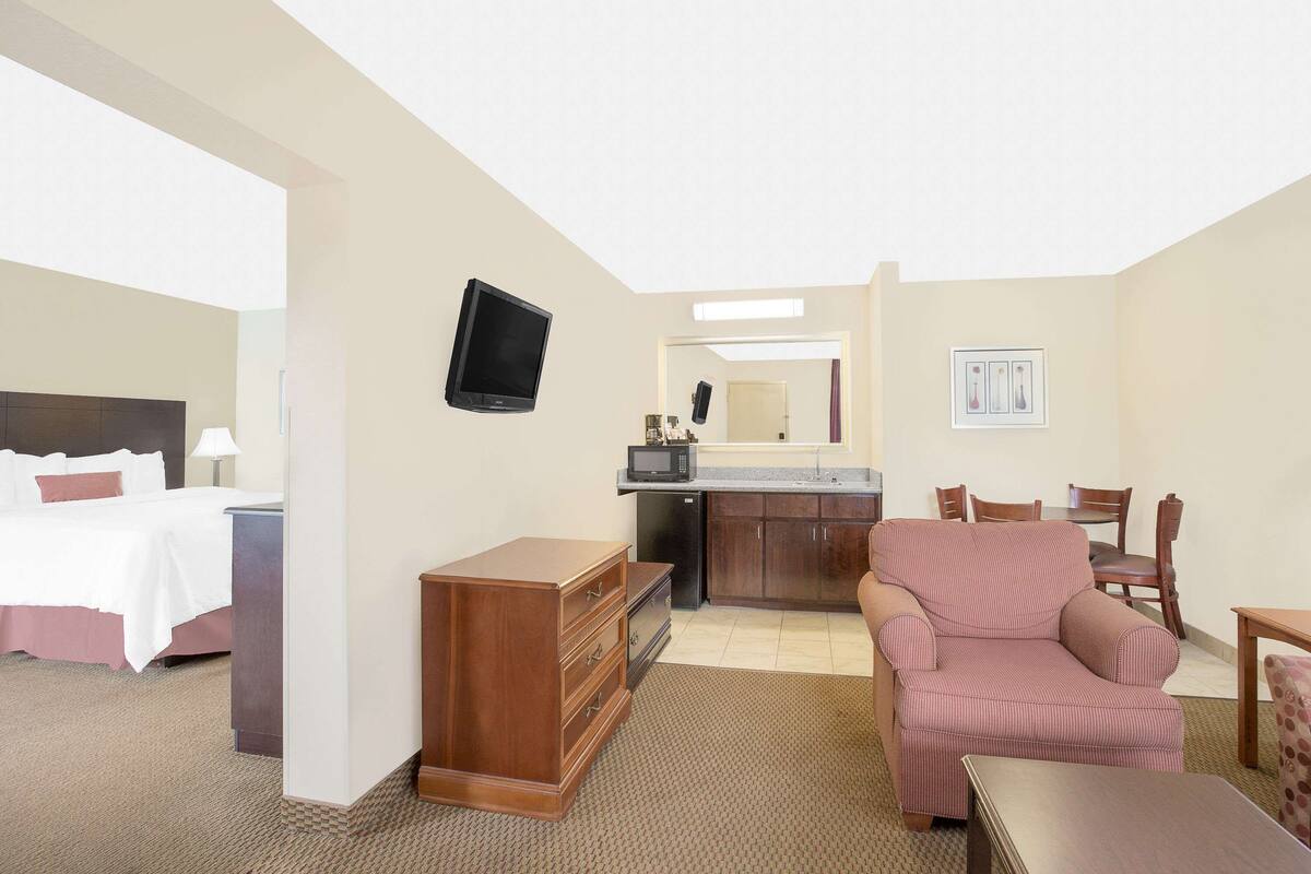 Suite, 1 Tempat Tidur King dengan tempat tidur Sofa | Seprai premium, tirai kedap cahaya, dan setrika/meja setrika
