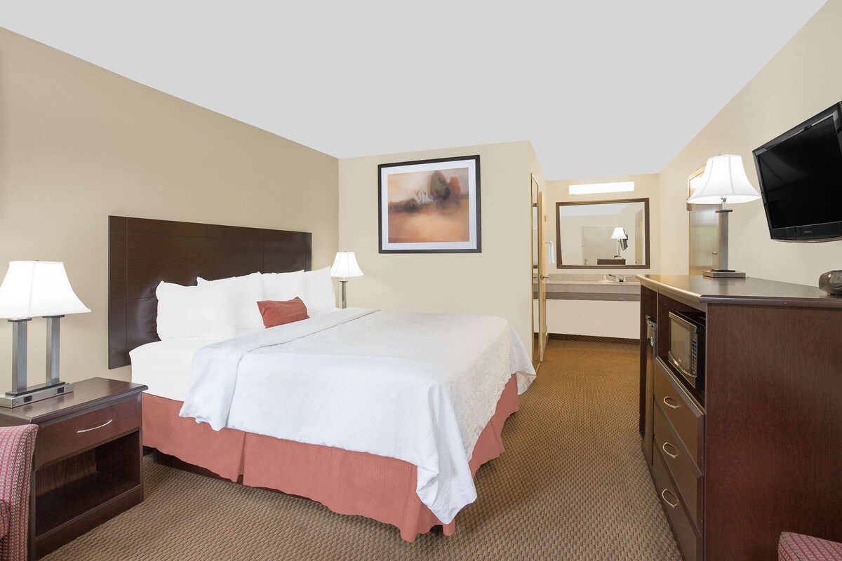 Premium bedding, blackout curtains, iron/ironing board