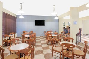 Lobby - Baymont by Wyndham Greenville (Greenville)
