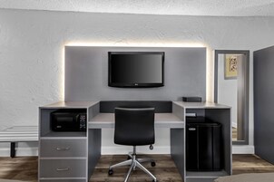 Escritorio, espacio para trabajar con laptop y cortinas blackout 