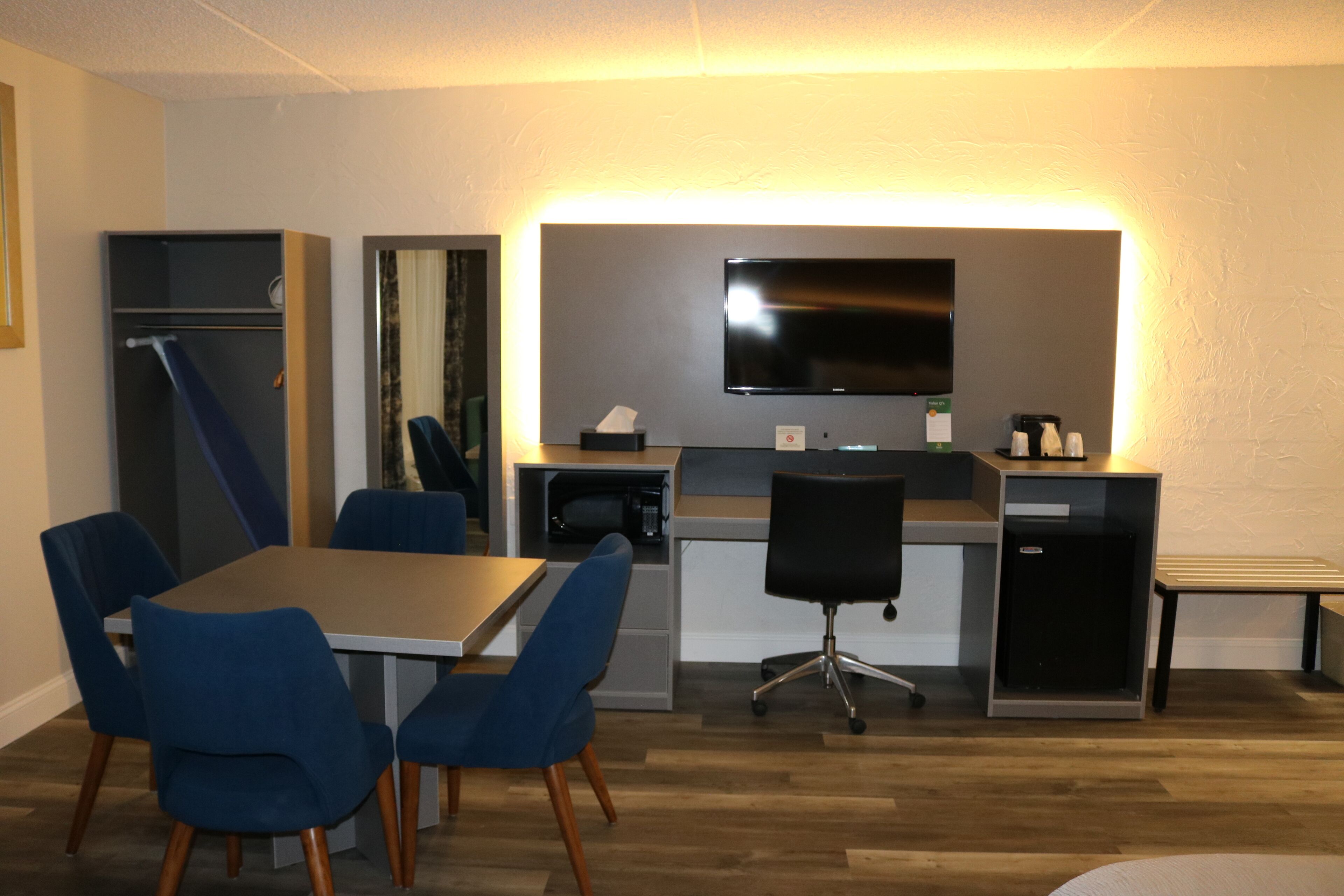 Suite, 1 King Bed with Sofa bed, Non Smoking | Living area | Flat-screen TV