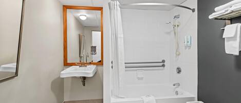 Une salle de bain moderne avec une douche, un lavabo et un miroir.