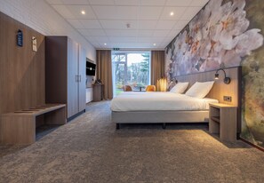 Caja de seguridad en la habitación, escritorio y cortinas blackout