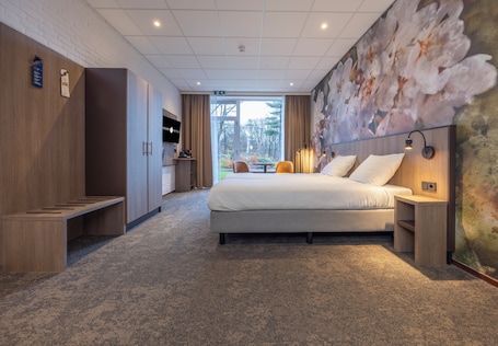 Deluxe Twin Room | 1 bedroom, in-room safe, desk, blackout drapes