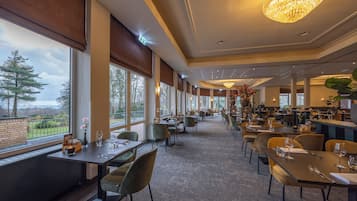 Petit déjeuner et dîner servis sur place, vue sur le jardin