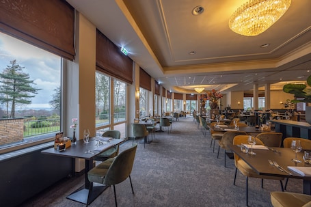 Se sirven desayunos y cenas; cocina francesa; con vista al jardín. Fletcher Parkhotel Val Monte