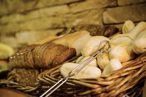 Tägliches Frühstücksbuffet (17.50 EUR pro Person)