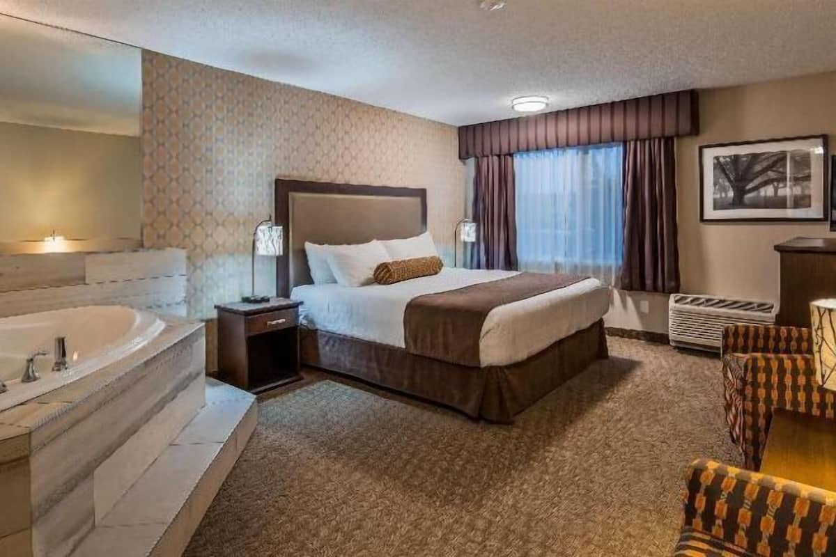 Premium bedding, pillow-top beds, in-room safe, desk