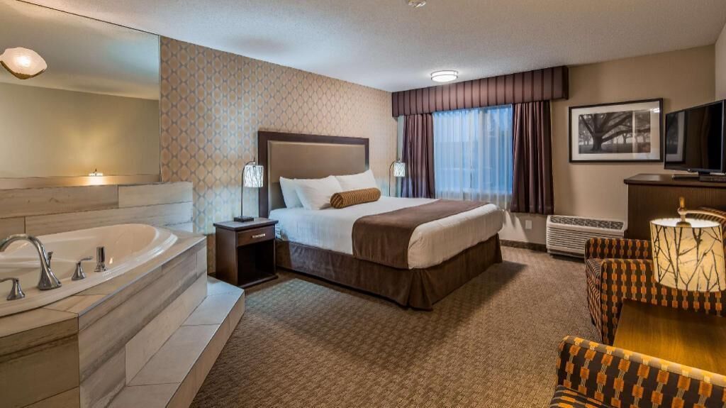 Premium bedding, pillowtop beds, in-room safe, desk